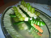 Gurkenkrokodil bewacht kaltes Buffet