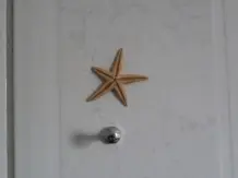 Dübellöcher im Badezimmer kaschieren