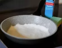 Eingebrannte Pfanne mit Salz reinigen