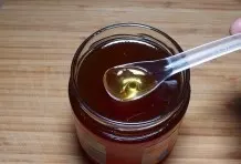 Gegen Nagelpilz: mit Honig einpinseln