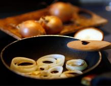 Keine angebrannten Zwiebelscheiben- oder Würfel