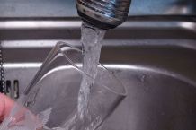 Wasser, das länger in der Leitung gestanden hat, nicht trinken!