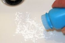 Glänzende Handwaschbecken mit Babypuder