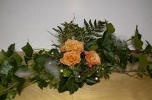 Elegante Blumendekoration für lange Tafel