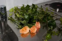 Elegante Blumendekoration für lange Tafel