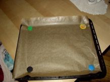 Backpapier mit Magneten fixieren