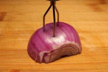 Zwiebeln schneiden ohne Geruch an den Händen