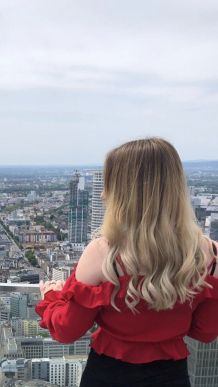 Lockige Haare waschen, pflegen und stylen
