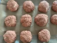 Frikadellen im Backofen auf Backpapier garen