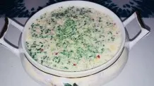 Kühle ungekochte Sommersuppe aus Radieschen und Gurke
