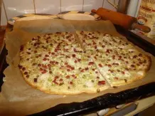 Flammkuchen mit Hefeteig und Frühlingszwiebeln