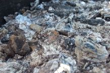 Grillglut mit Sand löschen