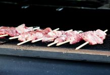 Schaschlikspieße vor dem Grillen wässern