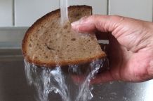Wie altes, trockenes Brot wieder gut schmeckt