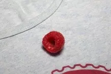 Rote Beerenflecken aus Kleidung entfernen