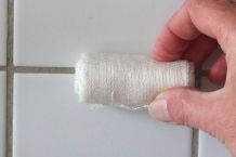 Silikonfugen reinigen mit Hilfe alter Mullbinden