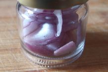 Zwiebelgeruch im Glasgefäß