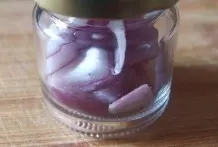 Zwiebelgeruch im Glasgefäß