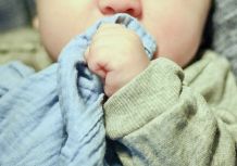 Erleichterung für das zahnende Baby: Kalte Mullwindel