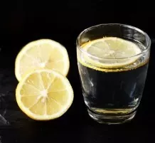 Mineralwasser mit Zitronenspritzer - sooo erfrischend