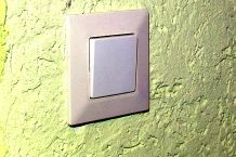 Alte vergilbte Steckdosenleisten und Lichtschalter reinigen