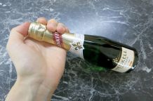 Sektflasche öffnen ohne Schaum