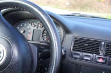 Armaturen im Auto wieder zum Glänzen bringen