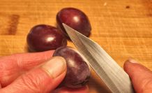 Obsthände: Hände von Obstflecken befreien
