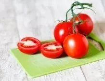 Tomatenflecken auf Schneidebrettern aus Kunststoff