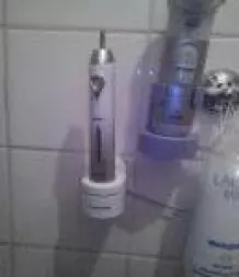 Halterung für elektrische Zahnbürste anbringen