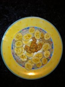 Porridge mit Joghurt und gesalzenen Cashewkernen