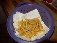 Pommes aus der Friteuse entfetten