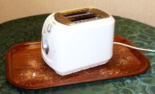 Toaster auf Tablett - Krümelfreie Arbeitsfläche