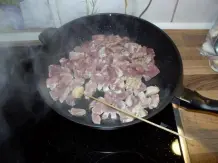 Nur ein Hauch Knoblauch in der Pfanne