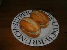 Gefüllte Brötchen mit Käse überbacken