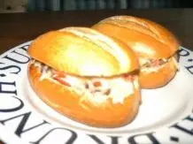 Gefüllte Brötchen mit Käse überbacken