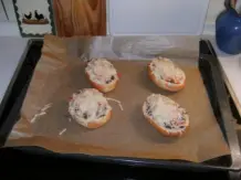 Gefüllte Brötchen mit Käse überbacken