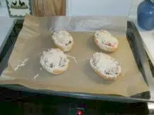 Gefüllte Brötchen mit Käse überbacken