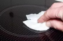 Glaskeramikfeld schnell reinigen, wenn etwas überkocht