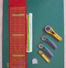Papier mit Rollschneider schneiden