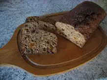 Süßes Kleiebrot mit Honig und Aprikosen