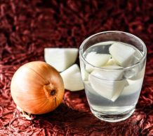 Leichte Halsschmerzen - Zwiebelwasser gurgeln