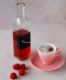 Fruchtfliegen ködern mit farbiger Tasse und Himbeeressig