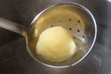 Kartoffelknödel: Probeknödel kochen