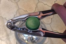 Flaschen mit Drehverschluss einfach öffnen