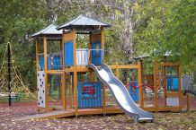 Nasse Spielgeräte auf dem Spielplatz