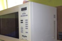 Glaskeramik-Herd und Mikrowelle außen reinigen