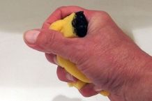 Wischschwamm (Putzschwamm) nach dem Abwasch ausdrücken