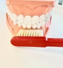 Beim Zähne putzen kleckert die Zahncreme