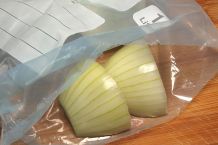 Zwiebeln einfach würfeln